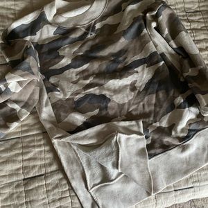 Cute sweatshirt Camo print slit sides American Eagle brand brand new